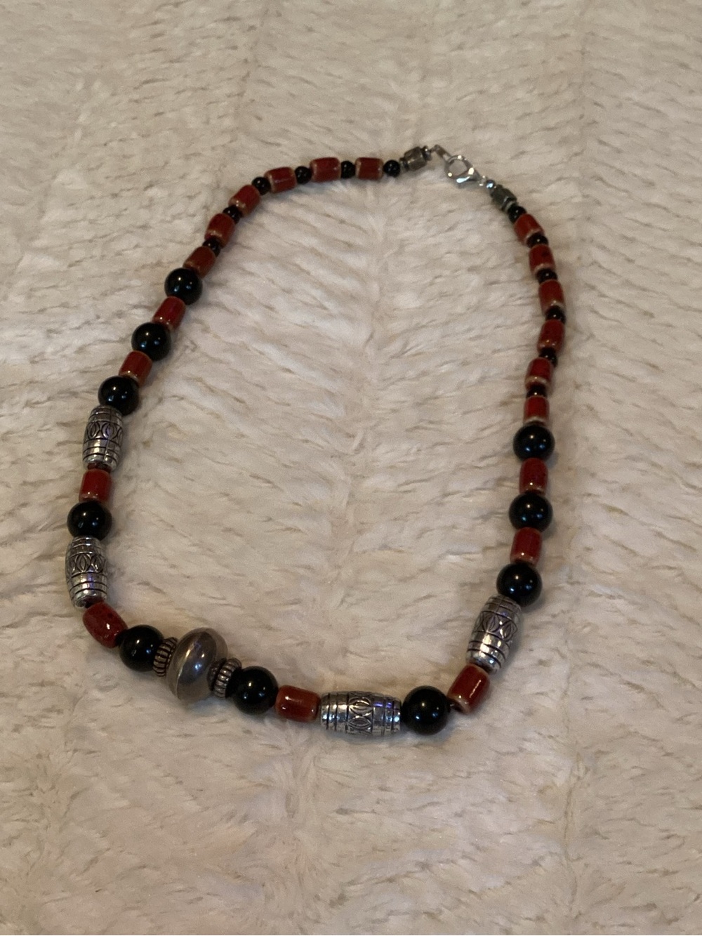 Womens Beaded Red/brown Black Beads Silver Toned Clamp Necklace